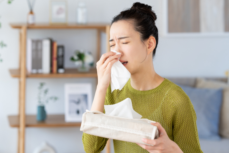 花粉症に悩む女性