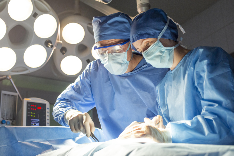 女性医師と患者さんが診察している写真